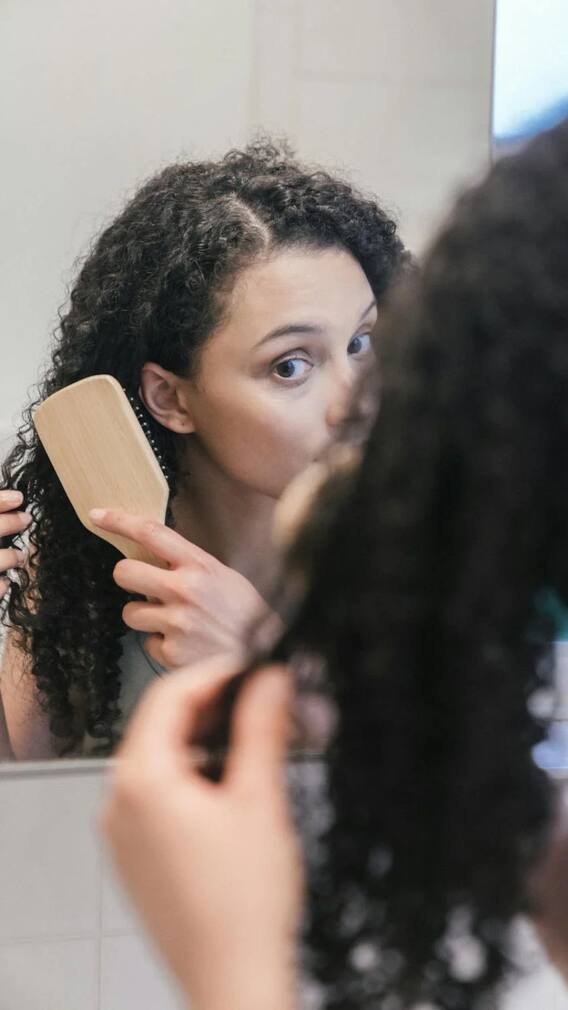 মা হওয়ার পর ঝরছে চুল? ঘরেই রয়েছে সমাধান