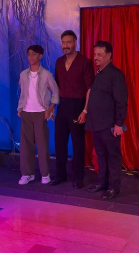 बता दें कि काजोल की अपकमिंग फिल्म मां के ट्रेलर लॉन्च इवेंट में उनके पति और एक्टर अजय देवगन और बेटे युग भी पहुंचे थे.