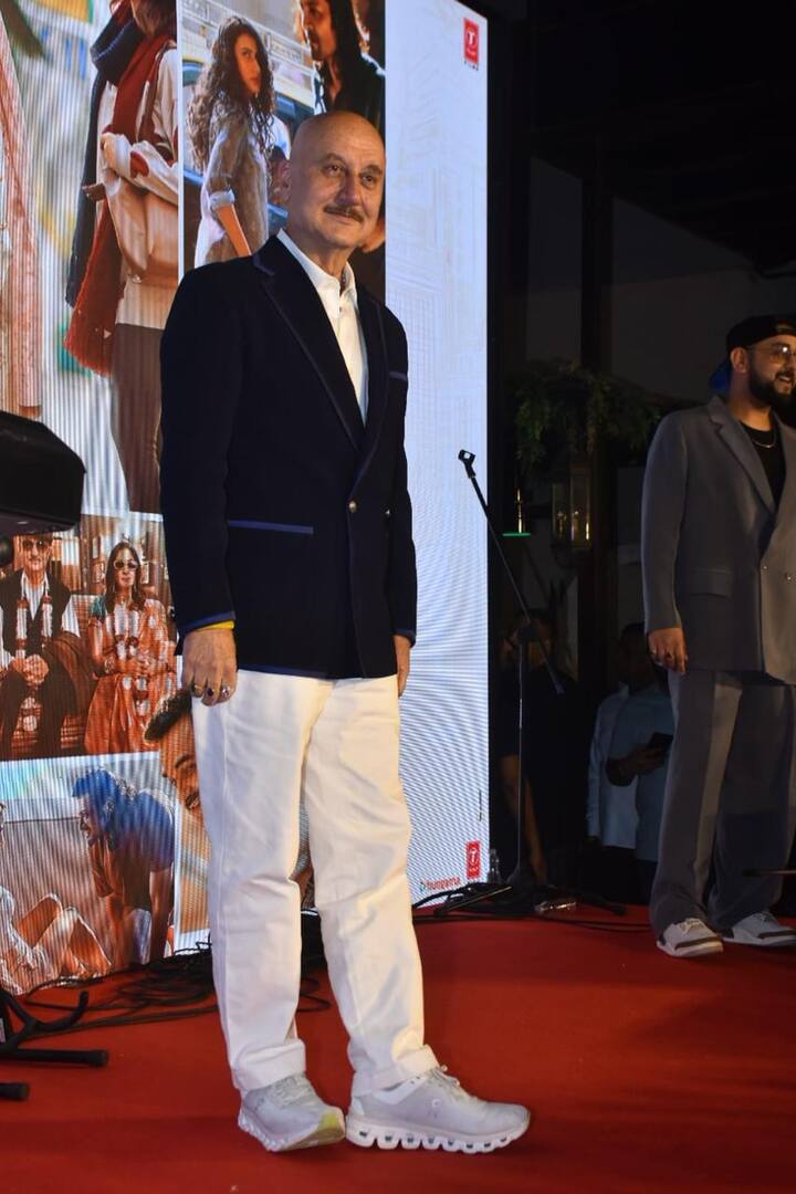 इस दौरान अनुपम खेर ने ब्लू ब्लेजर और व्हाइट पेंट पहना था, जिसके साथ उन्होंने व्हाइट कलर के शूज भी पहने हुए थे.