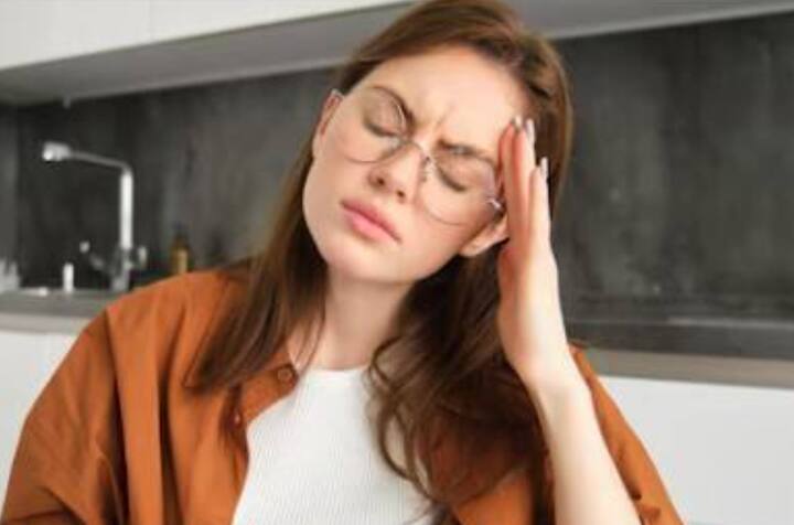 ਸਿਰ ਦਰਦ ਅਤੇ ਥਕਾਵਟ ਨਾਲ ਉੱਠਣਾ: ਜੇਕਰ ਤੁਸੀਂ ਸਵੇਰੇ ਭਾਰੀ ਸਿਰ ਜਾਂ ਥੱਕੇ ਹੋਏ ਸਰੀਰ ਨਾਲ ਉੱਠਦੇ ਹੋ, ਤਾਂ ਇਹ ਇਸ ਗੱਲ ਦਾ ਸੰਕੇਤ ਹੈ ਕਿ ਰਾਤ ਨੂੰ ਸ਼ੂਗਰ ਦਾ ਪੱਧਰ ਵੱਧ ਰਿਹਾ ਹੈ। ਸਰੀਰ ਰਾਤ ਭਰ ਠੀਕ ਤਰ੍ਹਾਂ ਆਰਾਮ ਨਹੀਂ ਕਰ ਪਾਉਂਦਾ, ਜਿਸ ਕਾਰਨ ਥਕਾਵਟ ਬਣੀ ਰਹਿੰਦੀ ਹੈ।