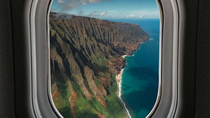 अगर पर्दे खुले हों तो अंदर बैठे यात्री या केबिन क्रू देख सकते हैं कि बाहर क्या हो रहा है. इससे यह देखने में मदद मिलती है कि प्लेन से बाहर किस तरफ से निकलना है.