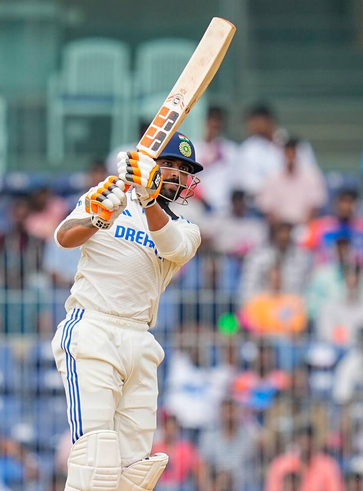 जडेजा ने इस इंटरव्यू के दौरान कहा कि टेस्ट क्रिकेट में आपको बल्लेबाज के मुताबिक नहीं बल्कि गेंदबाज की जरुरत के हिसाब से दो या तीन फील्डर में बदलाव करना होता है. जडेजा ने यह भी कहा कि टेस्ट टीम की बजाय टी20 में कप्तानी करना ज्यादा मुश्किल होता है. उनका मानना है कि टेस्ट में कप्तानी करना आसान है.