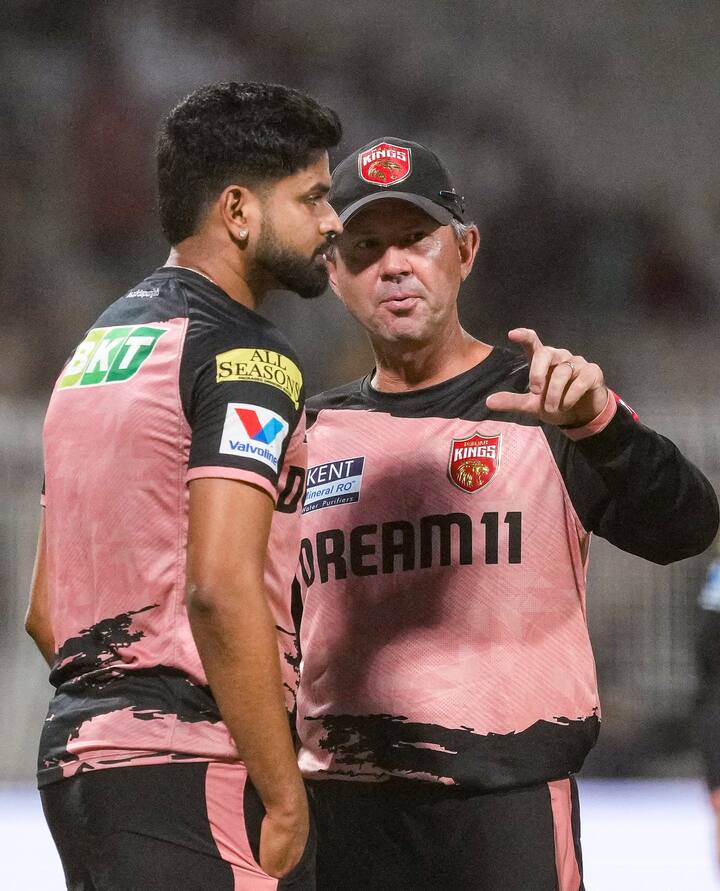 पंजाब किंग्स के हेड कोच रिकी पोंटिंग ने बड़ा दावा किया है. उनका मानना है कि पंजाब टीम के 1 या 2 नहीं बल्कि चार अनकैप्ड खिलाड़ी आने वाले समय में भारतीय टीम के लिए खेल सकते हैं. इस सीजन में पंजाब के हेड कोच बने पोंटिंग ने पंजाब को 11 साल बाद प्लेऑफ में पहुंचाने में अहम भूमिका निभाई.