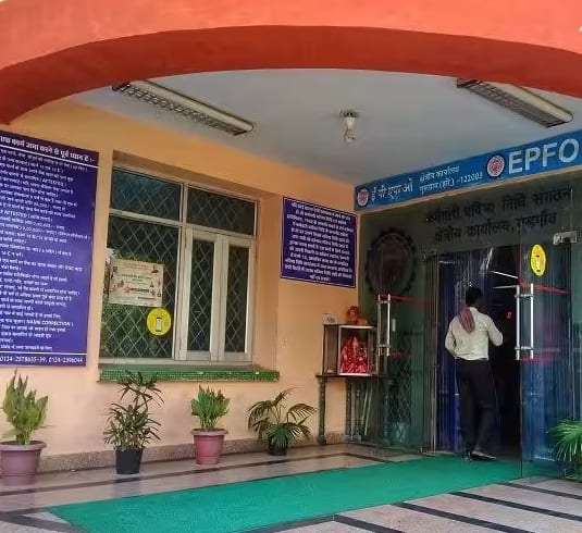 આ ઉપરાંત EPFO એ પેન્શનરોને વધુ સારી સુવિધાઓ પૂરી પાડવા માટે સેન્ટ્રલાઇઝ્ડ પેન્શન પેમેન્ટ સિસ્ટમ (CPPS) પણ શરૂ કરી છે. આ હેઠળ દેશની કોઈપણ બેન્કની કોઈપણ શાખામાંથી પેન્શનની રકમ મેળવી શકાય છે. આ પગલું પેન્શનરો માટે અનુકૂળ રહેશે.