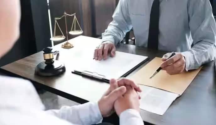 જો તમે કોર્ટમાં તમારો કેસ રજૂ કરવા જઈ રહ્યા છો અથવા તમે તમારી જુબાની આપવા જઈ રહ્યા છો તો આવી સ્થિતિમાં તમારે તમારો મુદ્દો કેવી રીતે રજૂ કરવો તે અંગે વકીલની સલાહ લેવી જોઈએ. તમે જે કહ્યું તે કેવી રીતે સાબિત કરવું.