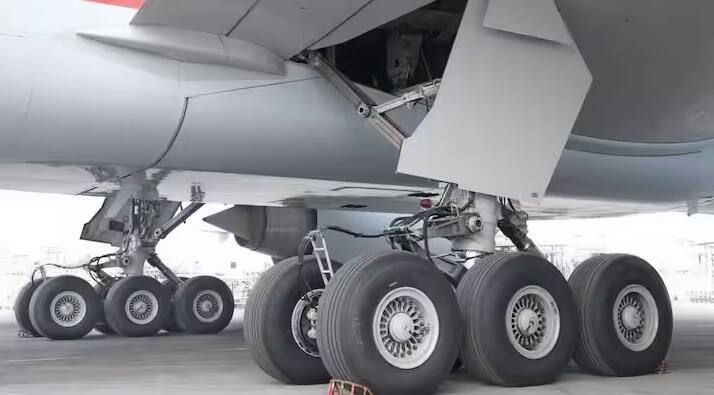 જો ટાયર ખરાબ સપાટી પર વધુ ઝડપે ચાલી રહ્યા હોય તો તે નુકસાન થઈ શકે છે. વિમાનના ટાયર ટ્યુબલેસ હોય છે. આજના સમયને ધ્યાનમાં લેતા વિમાનના ટાયરમાં ટ્યુબ રાખવામાં આવી નથી.