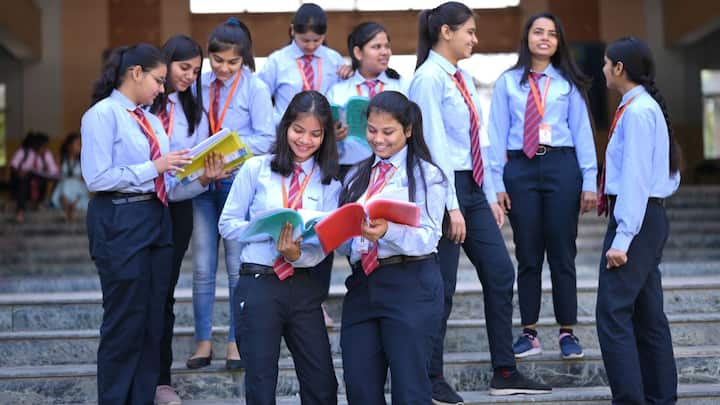 योजना में आवेदन करने के लिए 12वीं की मार्कशीट, स्कूल और कॉलेज में पढ़ाई का प्रमाण पत्र, आय प्रमाण पत्र, जाति प्रमाण पत्र और आधार कार्ड जैसे दस्तावेज होने जरूरी है. बता दें योजना में उन परिवारों की बच्चियों को ही लाभ मिलेगा जिनकी सालाना इनकम 2.5 लाख से ज्यादा न हो.