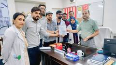 AMU के जेएन मेडिकल कॉलेज की नर्सिंग स्टाफ का जबरदस्त प्रदर्शन, प्रोफेसर को सौंपा मांग पत्र