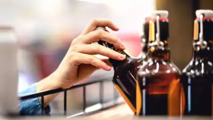 आपको बता दें अगर आप डोमेस्टिक फ्लाइट में सफर कर रहे हैं. तो आप अपने चेक-इन बैग में शराब की बोतल रख कर ले जा सकते हैं. हालांकि इसमें आप 5 लीटर तक ही शराब ले जा सकते हैं. जो अलग-अलग राज्य और एयरलाइन कंपनियों के हिसाब से अलग-अलग है.