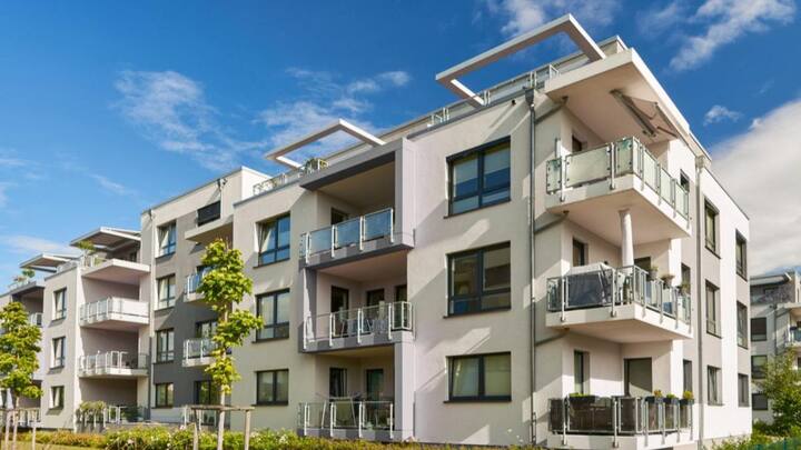 आपको बता दें जब कोई फ्लैट खरीद रहा होता है. तो उसमें सिर्फ उसके इमोशंस ही नहीं जुड़े होते बल्कि फाइनेंश भी जुड़े होते हैं. कोई कैसे पैसे इकट्ठे करके फ्लैट खरीदता है. अगर ऐसे में कोई मना कर दे तो फिर नुकसान होना लाजमी है