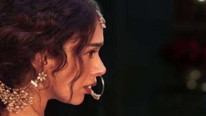 बॉलीवुड की कई फिल्मों के डायलॉग्स में छप्पन छुरी का इस्तेमाल हुआ है. जिसमें ऐसा लगता है कि एक ऐसी स्त्री की बात हो रही है, जो कि नजरों से अदाओं से दिलों पर छुरियां चलाती थी.