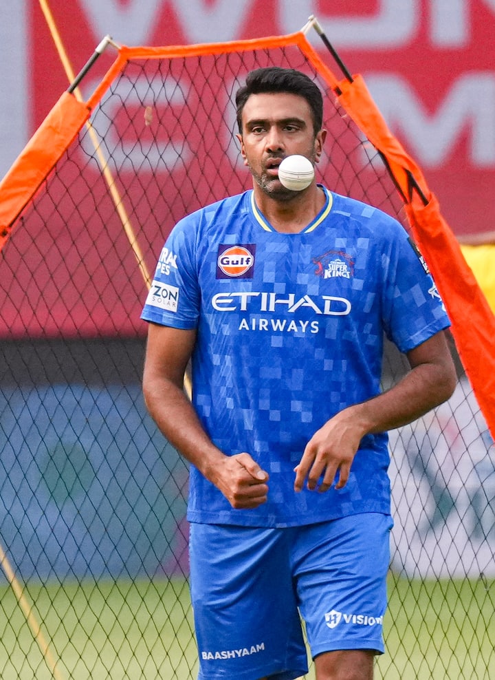 पूर्व भारतीय क्रिकेटर रविचंद्रन अश्विन ने आईपीएल 2025 फाइनल से पहले बड़ा बयान दिया है. उनका मानना है कि अगर रॉयल चैलेंजर्स बेंगलुरु को टूर्नामेंट जीतना है तो, उनका सामना फाइनल में मुंबई इंडियंस से नहीं होना चाहिए.