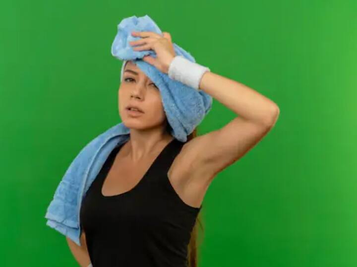 ਬਹੁਤ ਜ਼ਿਆਦਾ ਪਸੀਨਾ ਆਉਣਾ: ਜੇਕਰ ਤੁਹਾਨੂੰ ਬਿਨਾਂ ਕਿਸੇ ਕਾਰਨ ਤੋਂ ਵਾਰ-ਵਾਰ ਪਸੀਨਾ ਆ ਰਿਹਾ ਹੈ, ਤਾਂ ਇਸਨੂੰ ਹਲਕੇ ਵਿੱਚ ਨਾ ਲਓ। ਇਹ ਸਰੀਰ ਦੇ ਅੰਦਰ ਕਿਸੇ ਐਮਰਜੈਂਸੀ ਦਾ ਸੰਕੇਤ ਹੋ ਸਕਦਾ ਹੈ।