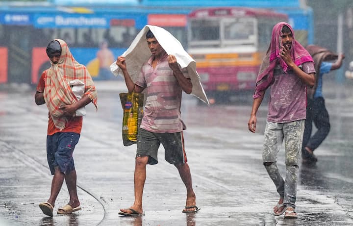 শুক্রবার সকাল থেকেই শহরের আকাশে কৃষ্ণ মেঘ। কলকাতা সহ বাকি জেলাতে শুক্রবার ভারী বৃষ্টি হবে। ৩০-৪০ কিলোমিটার বেগে বইতে পারে ঝোড়ো হাওয়া।