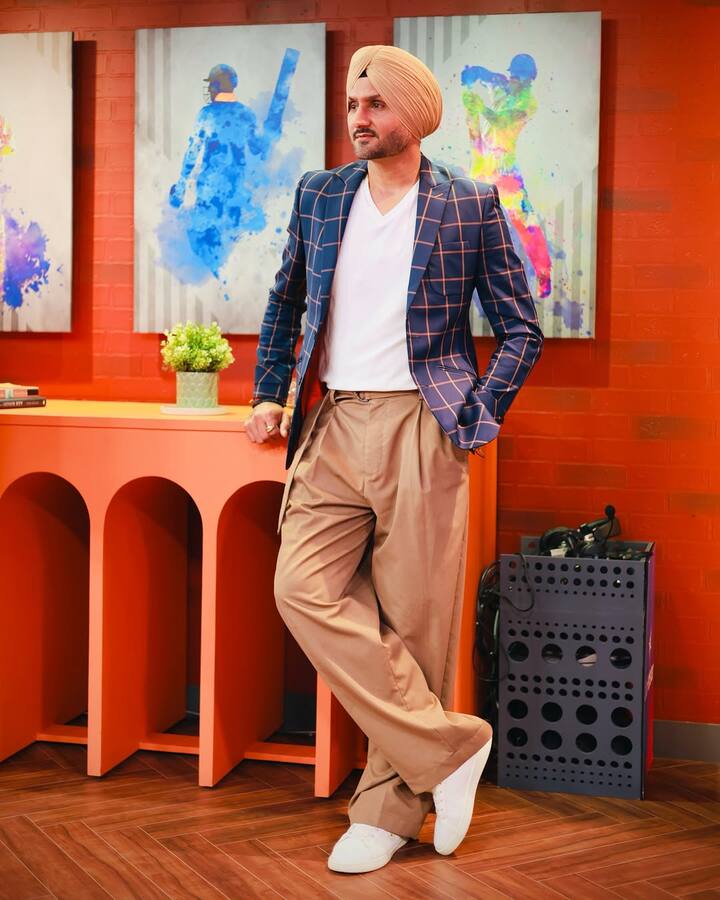 हरभजन सिंह को तमिल फिल्म फ्रेंडशिप में फर्स्ट लीड के तौर पर देखा जा चुका है.