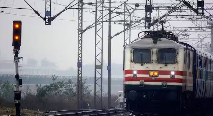 કારણ કે તમે ટિકિટમાં ભોજન માટે પહેલાથી જ પૈસા ચૂકવી દીધા છે. અને તેમ છતાં તમને શુદ્ધ ભોજન મળતું નથી. એક રીતે તમને બિલકુલ ફૂડ મળતુ નથી. તેથી તમે રેલ મદદ એપ દ્વારા અથવા ટોલ ફ્રી હેલ્પલાઇન નંબર 139 પર કૉલ કરીને તમારી ફરિયાદ નોંધાવી શકો છો. જો તમારી ફરિયાદ સાચી જણાય તો તમને રેલવે દ્વારા માત્ર ફૂડનો ચાર્જ જ પરત કરવામાં આવતો નથી, પરંતુ તમને વળતર પણ મળે છે. વર્ષ 2017માં નવી દિલ્હી શતાબ્દી એક્સપ્રેસમાં મુસાફરી કરતા એક મુસાફરને ખરાબ ભોજન માટે રેલવે દ્વારા 30 હજારનું વળતર આપવામાં આવ્યું હતું.