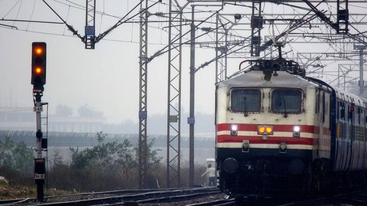 आपको बता दें आपकी शिकायत सही पाई जाती है. तो रेलवे की ओर से न सिर्फ आपको खाने के चार्ज थे. उसका रिफंड मिलता है बल्कि मुआवजा भी मिलता है. बता दें साल 2017 में नई दिल्ली शताब्दी एक्सप्रेस में यात्रा कर रहे है एक यात्री को खराब खाने को लेकर रेलवे ने 30 हजार का मुआवजा दिया था.