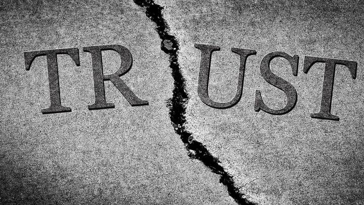 इसलिए आपको बता दें कोई भी मकान मालिक ऐसा नहीं कर सकता. ऐसा करने पर भारतीय नई संहिता यानी बीएनएस धारा 316 क्रिमिनल ब्रीच ऑफ ट्रस्ट यानी अपराधिक विश्वासघात के तहत केस दर्ज हो सकता है जिसमें 3 साल की जेल और जुर्माना दोनों का प्रावधान है.