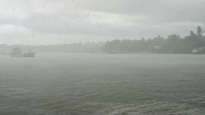 আলিপুর আবহাওয়া দফতর সূত্রে খবর, বঙ্গোপসাগরে তৈরি হওয়া নিম্নচাপ আগের থেকে শক্তি বাড়িয়ে গভীর নিম্নচাপে পরিণত হয়েছে।