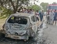 ਧੂੰ-ਧੂੰ ਕਰਕੇ ਸੜ ਗਈ ਸੜਕ ‘ਤੇ ਖੜ੍ਹੀ ਕਾਰ, ਜਿਉਂਦਾ ਸੜਿਆ ਡਰਾਈਵਰ...ਮੱਚ ਗਈ ਹਫੜਾ-ਦਫੜੀ