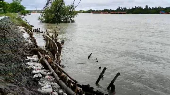 নিম্নচাপের বৃষ্টিতে প্রায় ১০০ মিটার নদী বাঁধে ধস নেমেছে গঙ্গাসাগরের বেগুয়াখালি ও মহিষামারি এলাকায়। এবার কী হবে? আতঙ্কে এলাকার বাসিন্দারা। যুদ্ধকালীন তৎপরতায় শুরু হয়েছে নদী বাঁধ মেরামতির কাজ।