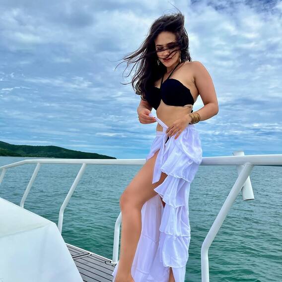 આહના શર્માએ દરિયા વચ્ચે આપ્યા કિલર પોઝ