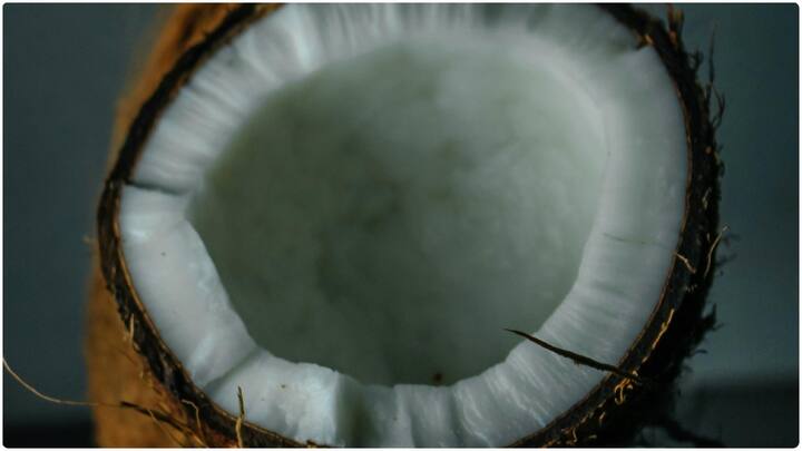 అలెర్జీలతో ఇబ్బంది పడేవారు పచ్చి కొబ్బరిని తినకపోవడమే మంచిది. చర్మ సమస్యలు, దురద, శ్వాస సమస్యలు, కడుపు నొప్పి వంటి సమస్యలను కలిగించవచ్చు.