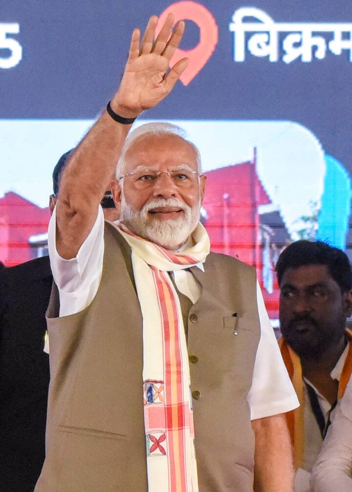 वैभव के साथ उनके माता-पिता भी वहां मौजूद रहे. प्रधानमंत्री मोदी ने इस दौरान वैभव से बातचीत की. साथ ही उनके माता-पिता से भी कुछ कहते नजर आए. प्रधानमंत्री मोदी ने परिवार के साथ बातचीत करते हुए तस्वीर शेयर की.