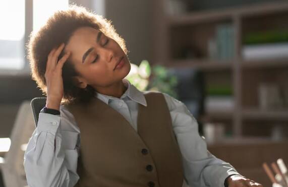 थकान और कमजोरी महसूस होना: अगर आपको रोजमर्रा के छोटे काम करने में भी अत्यधिक थकान हो रही है या शरीर में अजीब-सी कमजोरी महसूस होती है तो यह संकेत दिल तक ठीक से खून न पहुंचने का हो सकता है.