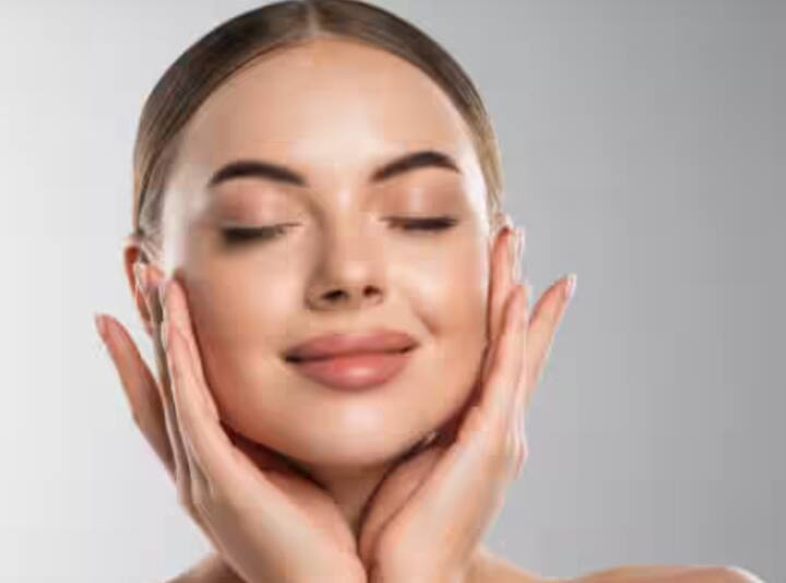 ਚਮੜੀ ਨੂੰ ਚਮਕਦਾਰ ਅਤੇ ਜਵਾਨ ਰੱਖਦੀ: ਇਸ ਵਿੱਚ ਮੌਜੂਦ ਐਂਟੀਆਕਸੀਡੈਂਟ ਅਤੇ ਵਿਟਾਮਿਨ ਚਮੜੀ ਨੂੰ ਫ੍ਰੀ ਰੈਡੀਕਲਸ ਤੋਂ ਬਚਾਉਂਦੇ ਹਨ, ਜੋ ਝੁਰੜੀਆਂ ਨੂੰ ਘਟਾਉਂਦੇ ਹਨ ਅਤੇ ਚਿਹਰੇ 'ਤੇ ਕੁਦਰਤੀ ਚਮਕ ਬਣਾਈ ਰੱਖਦੇ ਹਨ। ਲੀਚੀ ਚਮੜੀ ਨੂੰ ਅੰਦਰੋਂ ਸਾਫ਼ ਕਰਦੀ ਹੈ।