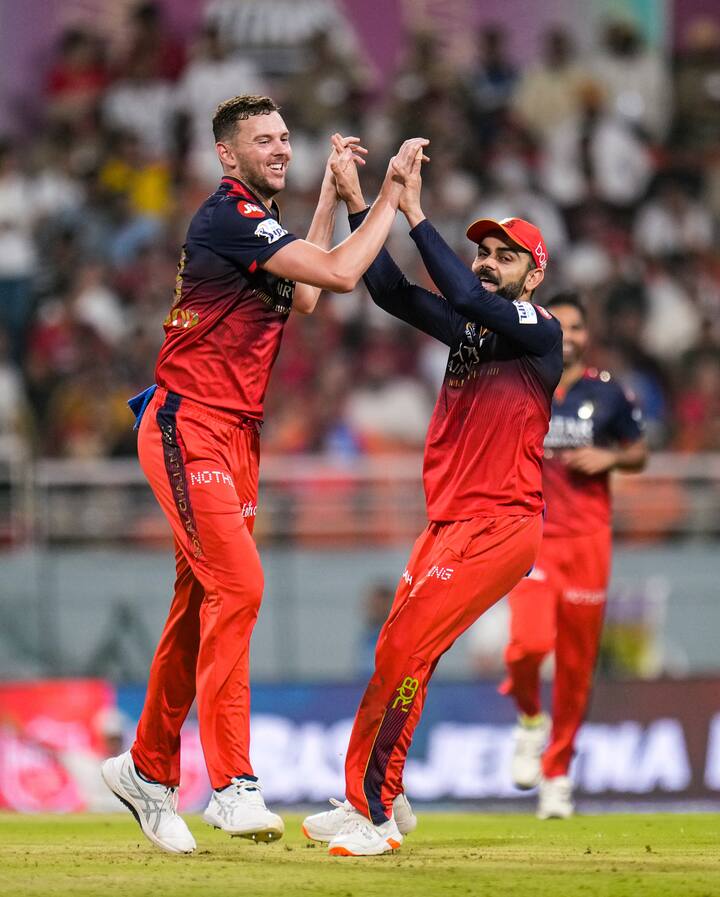 आरसीबी और पंजाब के बीच गुरुवार को पहला क्वालीफायर खेला गया. जहां उसके गेंदबाजों ने पंजाब को सिर्फ 101 रनों पर ही ढेर कर दिया. आरसीबी की तरफ से जोश हेजलवुड और सुयश शर्मा ने तीन-तीन विकेट लेकर पंजाब की कमर तोड़ दी.