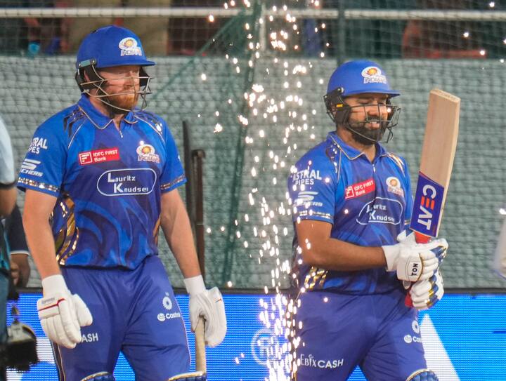 त्याच्यानंतर, रोहित शर्मा 300 षटकार मारणारा दुसराच खेळाडू ठरला आहे.