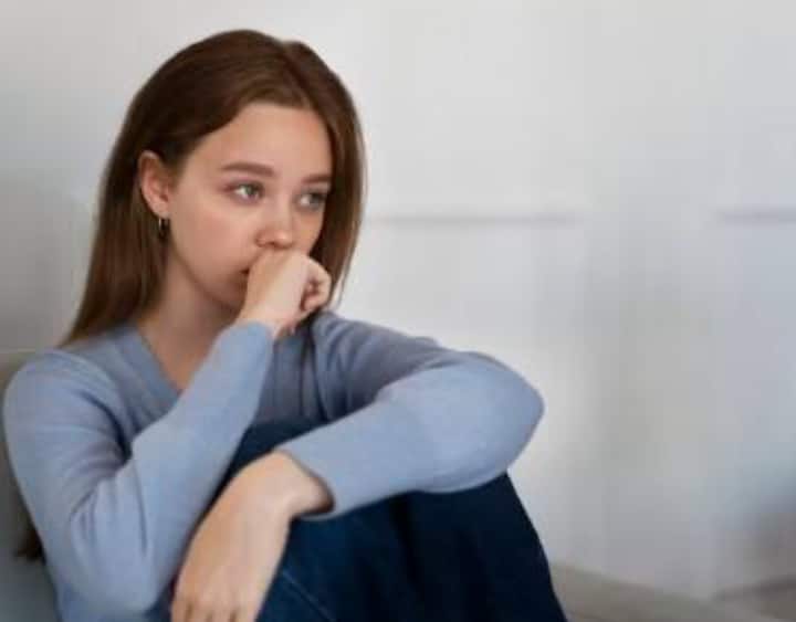 ਬੇਚੈਨੀ ਅਤੇ ਘਬਰਾਹਟ ਮਹਿਸੂਸ ਕਰਨਾ: ਦਿਲ ਦੇ ਦੌਰੇ ਤੋਂ ਪਹਿਲਾਂ ਕਈ ਵਾਰ, ਵਿਅਕਤੀ ਨੂੰ ਬਿਨਾਂ ਕਿਸੇ ਕਾਰਨ ਘਬਰਾਹਟ, ਬੇਚੈਨੀ ਅਤੇ ਦਮ ਘੁੱਟਣਾ ਮਹਿਸੂਸ ਹੁੰਦਾ ਹੈ। ਇਸ ਸੰਕੇਤ ਨੂੰ ਬਿਲਕੁਲ ਵੀ ਨਜ਼ਰਅੰਦਾਜ਼ ਨਾ ਕਰੋ, ਖਾਸ ਕਰਕੇ ਜੇਕਰ ਇਹ ਲੱਛਣ ਵਾਰ-ਵਾਰ ਨਜ਼ਰ ਆਉਂਦੇ ਹਨ।