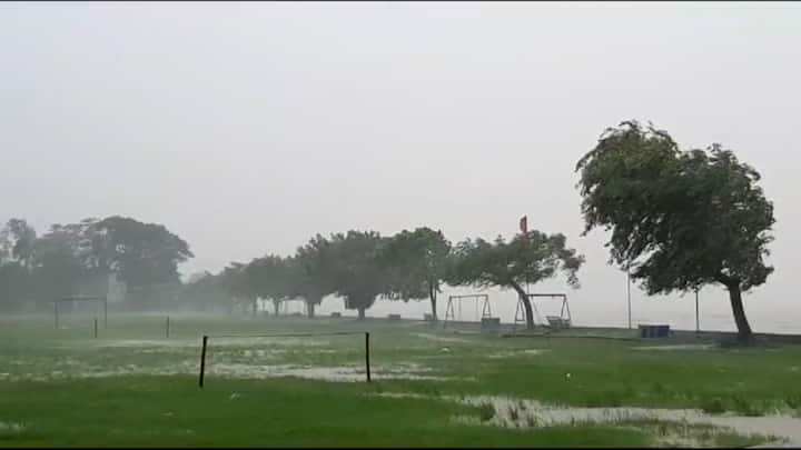 আশঙ্কা থেকে স্বস্তি। বঙ্গোপসাগরের গভীর নিম্নচাপ স্থলভাগে ঢুকে নিম্নচাপে পরিণত হয়েছে। আজ সুস্পষ্ট নিম্নচাপে পরিণত হয়ে আরো শক্তি হারাবে। এর ফলে বৃষ্টির প্রভাব কমবে বঙ্গে।