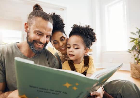 कहानी सुनाना: बच्चों से कहानियां सुनना और खुद से कहानियां बनवाना उनकी कल्पनाशक्ति और भाषा कौशल को निखारता है. उन्हें कागज और रंगीन पेंसिल दें, ताकी वे अपनी कहानी खुद लिखें और चित्र बनाएं.