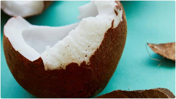 గుండె సమస్యలతో ఇబ్బంది ఉండేవారు కొబ్బరిని తినకూడదని చెప్తున్నారు. గుండె ధమనులు వేగవంతం చేసి ఇబ్బంది పెడుతుందట.