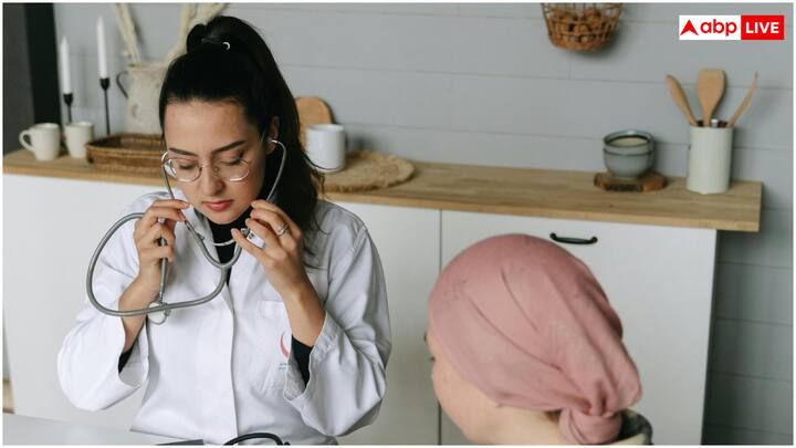 कैंसर बेहद खतरनाक बीमारी है, जो जेनेटिक, एनवायरनमेंटल और लाइफस्टाइल से संबंधित कारणों के कनेक्शन से होती है. हालांकि, अधिकांश कैंसर जेनेटिक नहीं होते हैं.