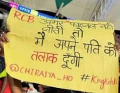 'ਜੇ RCB ਫਾਈਨਲ ਨਹੀਂ ਜਿੱਤਦੀ, ਤਾਂ ਮੈਂ ਆਪਣੇ ਪਤੀ ਨੂੰ ਤਲਾਕ ਦੇ ਦੇਵਾਂਗੀ...', ਮੈਚ 'ਚ ਪੋਸਟਰ ਲੈ ਕੇ ਪਹੁੰਚੀ ਮਹਿਲਾ, ਫੋਟੋ ਹੋਈ ਵਾਇਰਲ