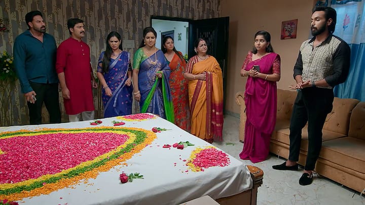 రాజ్- కావ్య ఎక్కడ అని ఇందిరాదేవి అడిగితే..మా రూమ్ లో ఉన్నారంటుంది అప్పు. అంతా పరిగెత్తుకుంటూ వెళ్తారు. రాజ్ ఏదో చెప్పి తప్పించుకునేందుకు ట్రై చేస్తాడు. కావ్య అక్కడి నుంచి వెళ్లిపోతుంది. ప్రపోజ్ చేయడానికి ఇదే మంచి సమయం అనుకుంటాడు