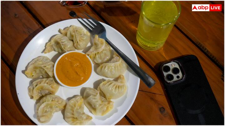 मोमोज के साथ परोसी जाने वाली तीखी लाल चटनी खराब क्वालिटी की मिर्च से बनाई जाती है. यह चटनी पाइल्स (बवासीर) और गैस्ट्राइटिस का खतरा बढ़ाती है. इस चटनी को ज्यादा खाने से पेट और आंतों में जलन, सूजन और ब्लीडिंग भी हो सकती है.