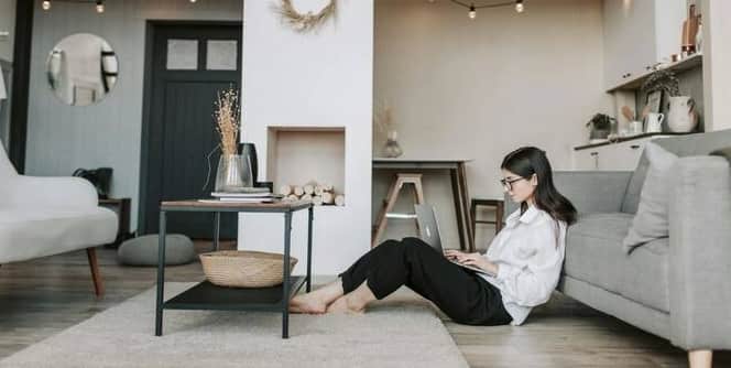 Work From Home Culture: કોવિડ સમયે શરૂ થયેલા વર્ક ફ્રોમ હોમનું કલ્ચર હજુ પણ કેટલાક દેશોમાં ચાલુ છે. ભારતનું નામ પણ આ યાદીમાં સામેલ છે. કોરોના મહામારી દરમિયાન સમગ્ર વિશ્વમાં વર્ક ફ્રોમ હોમનું કલ્ચર ઝડપથી વધ્યું હતું. લોકો ફ્લેક્સિબલ મોડમાં કામ કરવાનું પસંદ કરવા લાગ્યા છે, જેના કારણે મોટાભાગના લોકો ઘરેથી કામ કરવાનું પસંદ કરે છે. આ દાવો કર્મચારીઓ પર સર્વે કરતી બ્રિટિશ સંસ્થા WFH રિસર્ચ અને ગ્લોબલ સર્વે ઓફ વર્કિંગ એરેન્જમેન્ટ્સ દ્વારા કરવામાં આવ્યો છે. આ રિપોર્ટ મુજબ, ભારતમાં દર અઠવાડિયે સરેરાશ 1.6 કર્મચારીઓ ઘરેથી કામ કરી રહ્યા છે. ચાલો જાણીએ કે આ યાદીમાં વિશ્વના અન્ય કયા દેશોનો સમાવેશ થાય છે.