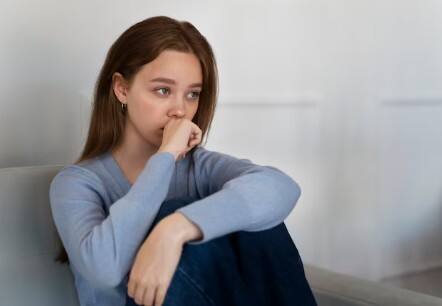 बेचैनी और घबराहट होना: हार्ट अटैक से पहले कई बार व्यक्ति को बिना किसी कारण घबराहट, बेचैनी और घुटन जैसा महसूस होता है. यह संकेत बिल्कुल भी नजरअंदाज न करें, खासकर अगर यह लक्षण बार-बार हो.