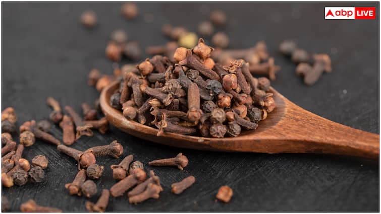 Benefits of Drinking Cloves Boil Water at Night Before Sleep रात को सोने से पहले पीएं लौंग का पानी...नींद आएगी भरपूर, सेहत भी रहेगी दुरुस्त