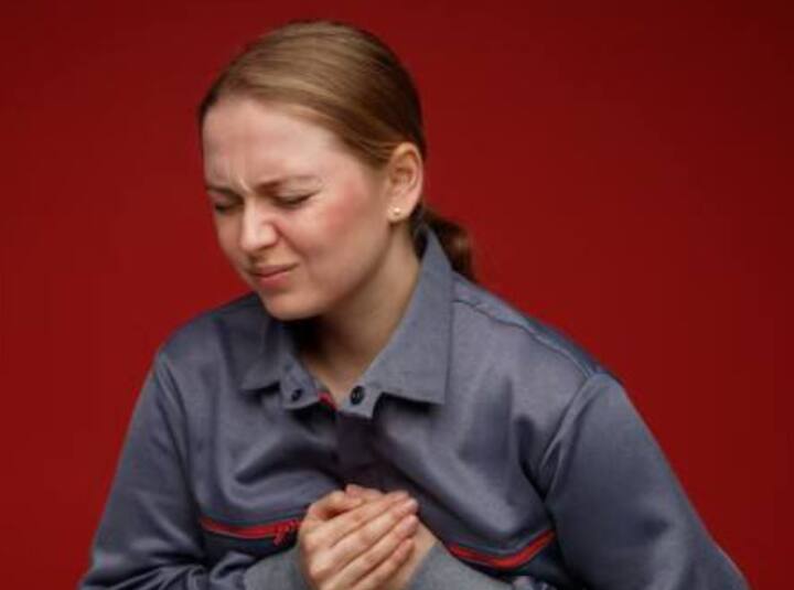 ਛਾਤੀ ਵਿੱਚ ਹਲਕਾ ਦਰਦ ਜਾਂ ਜਲਨ: ਜੇਕਰ ਤੁਸੀਂ ਬਿਨਾਂ ਕਿਸੇ ਕਾਰਨ ਛਾਤੀ ਵਿੱਚ ਵਾਰ-ਵਾਰ ਜਲਨ, ਭਾਰੀਪਨ ਜਾਂ ਦਬਾਅ ਮਹਿਸੂਸ ਕਰ ਰਹੇ ਹੋ, ਤਾਂ ਗੈਸ ਦੀ ਸਮੱਸਿਆ ਨਹੀਂ ਹੋ ਸਕਦੀ। ਇਹ ਗੰਭੀਰ ਦਿਲ ਦੀ ਸਮੱਸਿਆ ਦਾ ਸੰਕੇਤ ਹੋ ਸਕਦਾ ਹੈ।