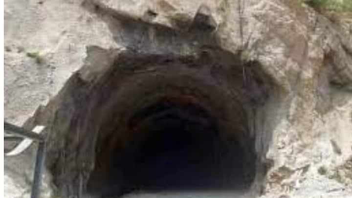 काही बोगदे अर्धा किलोमीटर लांब आणि 30 मीटर खोलवर पसरलेले आहेत. या बोगद्यांमध्ये प्रगत ऑक्सिजन प्रणाली असल्याची माहिती समोर आली आहे. या बोगद्यांचे दुसरे टोक थेट पाकिस्तानातील लष्करी चौक्यांपर्यंत पोहोचत असल्याचे आढळले आहे.