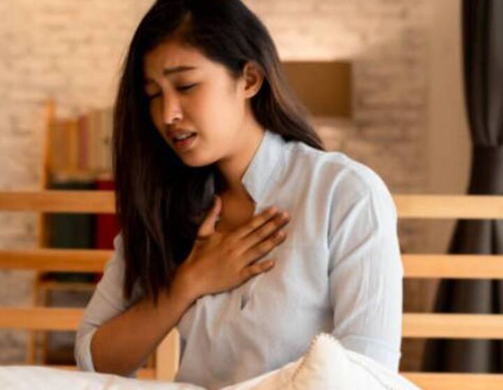 ਸਾਹ ਲੈਣ ਵਿੱਚ ਤਕਲੀਫ ਹੋਣਾ: ਜੇਕਰ ਤੁਹਾਨੂੰ ਪੌੜੀਆਂ ਚੜ੍ਹਦੇ ਸਮੇਂ ਜਾਂ ਬਿਨਾਂ ਕਿਸੇ ਮਿਹਨਤ ਤੋਂ ਵੀ ਸਾਹ ਚੜ੍ਹਦਾ ਹੈ, ਤਾਂ ਇਹ ਦਿਲ ਦੀ ਸਿਹਤ ਵਿਗੜਨ ਦਾ ਸੰਕੇਤ ਹੋ ਸਕਦਾ ਹੈ। ਇਹ ਲੱਛਣ ਦਿਲ ਦੇ ਦੌਰੇ ਤੋਂ ਕੁਝ ਦਿਨ ਪਹਿਲਾਂ ਦਿਖਾਈ ਦੇ ਸਕਦੇ ਹਨ।