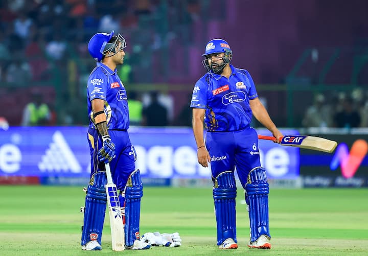 आईपीएल में अधिकांश छक्कों का रिकॉर्ड क्रिस गेल का है, जिन्होंने अपने करियर में 357 छक्के लगाए। रोहित अब सूची में दूसरे स्थान पर है। विराट कोहली 291 छक्के के साथ सूची में तीसरे स्थान पर हैं।