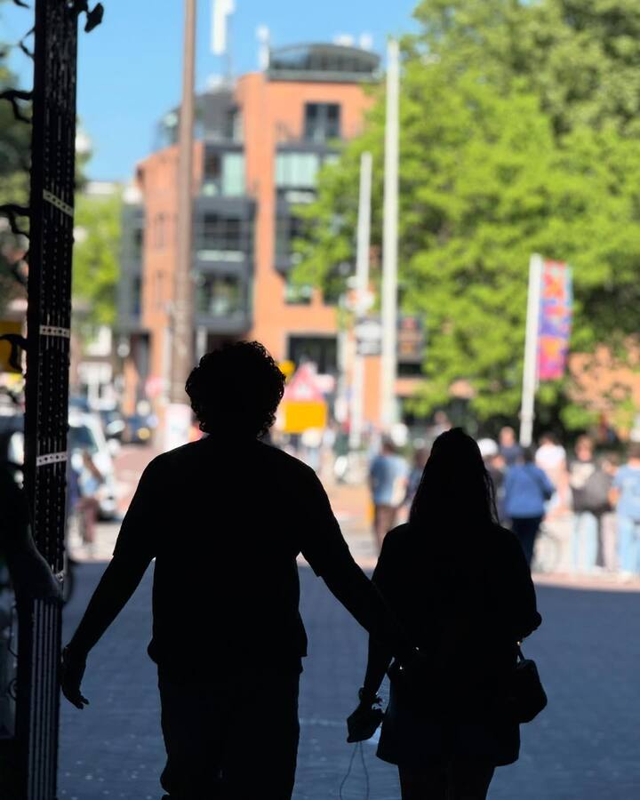 முதல் புகைப்படத்தில், அவர்கள் ஒன்றாக நடந்து, சிரித்து பேசி, மிகவும் மகிழ்ச்சியாக இருக்கிறார்கள். இதே போன்று 2ஆவது போட்டோவில், விளையாட்டுத்தனமான டைட்டானிக் போஸ் கொடுக்கிறார்கள். இதில் நயன் தாரா பறப்பது போன்று ஆக்‌ஷன் காட்டுகிறார்.