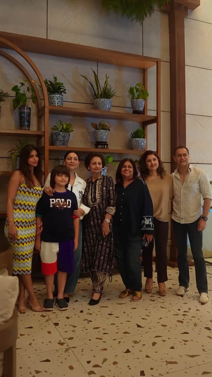 Gauri’s mother and Shah Rukh’s longtime manager, Pooja Dadlani, were seen attending the event.