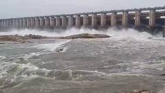 జూరాలకు పెరుగుతున్న వరద నీరు, 18 ఏళ్లలో తొలిసారి గేట్లు ఎత్తి నీటి విడుదల